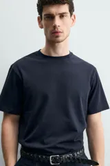 Camiseta de corte relajado confeccionada en algodón, con cuello redondo acabado en rib y manga corta.