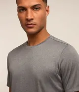 Remera deportiva verde militar de manga corta, confeccionada en tejido de malla 100% poliéster con tecnología Get Dry.