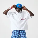 Remera oversized de algodón blanca, de manga corta y cuello redondo, con estampado gráfico multicolor en la espalda.