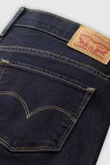 Pantalón de jean azul oscuro, de corte wide leg y tiro alto.