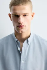 Camisa de corte relajado confeccionada en una mezcla de algodón, lyocell y seda de origen italiano. Presenta cuello abotonado, manga larga con puños abotonados y cierre frontal con botones.