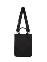 Bolso matero color negro con diseño capitoneado en rombos, doble asa de mano y correa ajustable y desmontable con inscripciones. Cuenta con cierre superior y herrajes metálicos plateados.