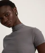 Blusa básica de ribana color marrón, con cuello alto y mangas cortas.