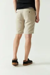 Bermuda de corte clásico confeccionada en una mezcla de lino y algodón. Presenta cierre frontal, bolsillos laterales y pasa cinto en la cintura.