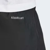 Shorts de running Adidas Run It, color negro, con calzón interior de malla y cintura elástica alta con cordón de ajuste. Presenta un pequeño logo reflectante en el muslo.