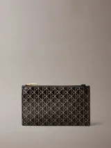 Tarjetero Calvin Klein de color negro con estampado monograma geométrico en tono beige, cierre superior con cremallera y herrajes dorados.