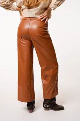 Pantalón de cuero sintético color marrón, de corte ancho y tiro alto.