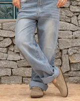 Zuecos cerrados de cuero gamuzado color beige, con tira ajustable y hebilla metálica. Presentan plantilla anatómica de corcho y látex.