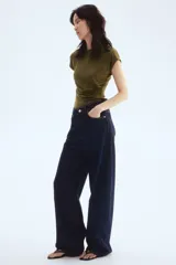 Top verde militar de punto suave con mangas japonesas, cuello redondo y frunces laterales que crean un efecto drapeado.