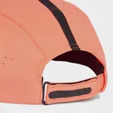 Gorra de running Adidas Adizero Climacool de color salmón, con detalles en negro que incluyen el logo y una franja superior. Cuenta con perforaciones laterales para ventilación, visera precurvada y tecnología de secado rápido.