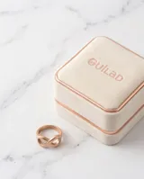Anillo de acero con baño de oro rosa, con diseño central en forma de símbolo de infinito.
