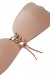 Soutien adhesivo color piel con ajuste de cuerdas en el centro para realzar el busto.