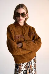 Chaqueta marrón de alpaca y lana merino con cuello y bolsillos de cuero.