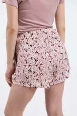 Short negro con diseño cruzado y nudo en la cintura.