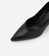 Zapato de tacón negro, confeccionado en PU, con punta fina y tacón fino de 6cm.