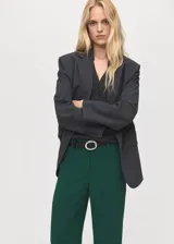 Pantalón de vestir tiro medio color verde oscuro, de corte recto y largo, con trabillas para cinturón y cierre oculto.