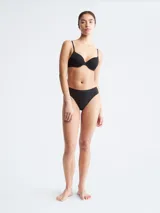 Bombacha Calvin Klein modelo Bonded Flex, color negro, de microfibra suave, con cintura elástica y logo tonal.