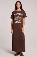 Vestido largo de tejido tipo waffle en color marrón, de corte recto y mangas cortas, con estampa frontal que dice 'Vintage Soul' junto a una ilustración de motocicleta. Cuenta con tajos laterales.