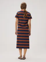 Vestido midi de algodón con diseño a rayas horizontales en tonos azul marino y marrón, corte recto con mangas cortas, cuello redondo rojo y pequeño bordado en el pecho.