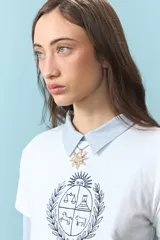 Collar con cordón fino y dije metálico en forma de sol con textura irregular y acabado brillante.