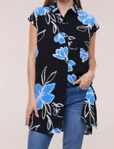 Túnica de gasa negra con estampado floral en tonos azules y blancos, cuello camisero, manga corta y cierre frontal de botones.