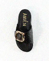 Sandalias de cuero color negro, de diseño plano con una tira ancha en el empeine y una hebilla metálica dorada grande como detalle.