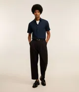 Camisa de manga corta azul marino con cuello inglés y cierre frontal de botones, confeccionada en mezcla de bambú y viscosa de corte slim.