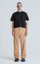 Pantalón recto de microfibra color beige, con cintura elastizada, cierre y botón frontal, y bolsillos traseros con tapa.