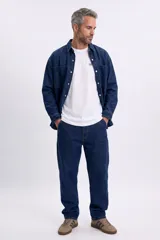 Pantalon de jean de corte carpintero y diseño recto, color azul oscuro, con bolsillos laterales utilitarios.
