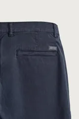Pantalón chino skinny fit color gris oscuro, confeccionado en mezcla de algodón con elasticidad. Cuenta con bolsillos frontales, bolsillos traseros de vivo y cierre frontal con cremallera y botón.