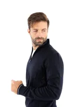 Sweater de punto color azul marino, de manga larga, con cuello alto y cierre frontal parcial. Presenta detalles de rayas delgadas en los puños y en el interior del cuello.