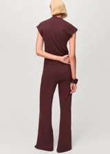 Pantalon de punto de tiro medio con diseño recto y largo, confeccionado con cintura elástica sin cierre.