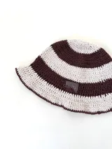 Gorro tipo bucket tejido a crochet a mano, con hilo 100% algodón, con diseño a rayas horizontales en color marrón y beige.