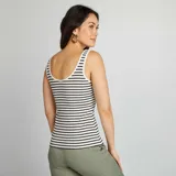 Musculosa a rayas horizontales blancas y negras, con breteles anchos y escote redondo.