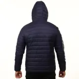 Campera acolchada tipo puffer, color azul marino, con capucha y cierre frontal. Presenta costuras horizontales y el logo de Diadora en blanco en el pecho.