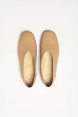 Chatas planas de cuero vacuno, color peltre metalizado, con punta cuadrada y escote pronunciado en el empeine.