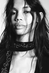 Camisa semitransparente negra de viscosa, con escote en pico pronunciado y manga larga con volantes. Incluye un foulard del mismo tejido con bordados florales y abalorios a contraste en tonos dorados y plateados.