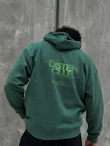 Canguro verde con capucha ajustable con cordones, bolsillo tipo canguro y logo pequeño estampado en el pecho.