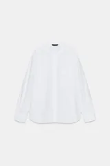 Camisa básica de corte clásico confeccionada en algodón, con cuello solapa, manga larga con puños abotonados, cierre frontal con botones y un bolsillo aplicado en el pecho.