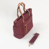 Cartera tipo bolso de color bordó, confeccionada en material textil con detalles en cuero sintético color suela. Cuenta con doble asa de mano, un bolsillo frontal con cierre y tiradores decorativos, además de una correa larga ajustable y extraíble.