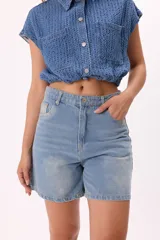 Short de jean celeste de tiro medio y calce cómodo.