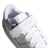 Championes adidas modelo Forum Low, de diseño urbano y deportivo en color blanco total. Presentan cierre con cordones y tira de velcro ajustable en el empeine, con las icónicas tres bandas laterales y el logo de la marca en la suela y el lateral.