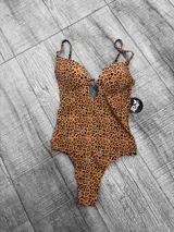 Malla entera color marrón con estampado animal print, escote en V y breteles finos.