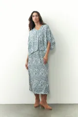 Falda midi estampada en tonos azul petróleo y blanco, de corte recto y tiro alto.