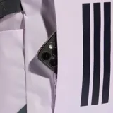 Mochila deportiva Adidas Power VIII color lila con base reforzada en azul marino. Presenta el logo de la marca y las tres tiras características en color negro en el frente. Cuenta con correas laterales ajustables y compartimentos funcionales.