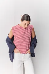 Remera sin mangas de corte recto y cuello redondo, con diseño de rayas horizontales celestes y blancas, y hombros ligeramente estructurados.