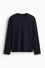 Remera de manga larga en punto de algodón liviano, con cuello redondo ribeteado y bajo recto, de corte estándar.
