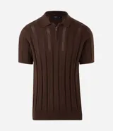 Camisa de punto color marrón con textura acanalada y perforaciones. Presenta cuello polo con cierre de cremallera frontal y mangas cortas.