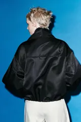 Chaqueta bomber acolchada de Zara Woman Collection, color azul marino, con cuello envolvente de solapa, manga larga con frunces y puños elásticos. Presenta bolsillos laterales y bajo con elástico interior.