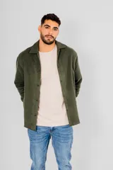 Sobrecamisa de paño gris con cuello camisero, cierre frontal con botones y bolsillo frontal tipo parche en el pecho.